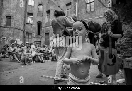 Deutschland, Berlin, 22. Juni 1991, Hofparty des besetzten Hauses in der Auguststraße 10, KULE (Kunst und Leben), Junge, Europa Stockfoto