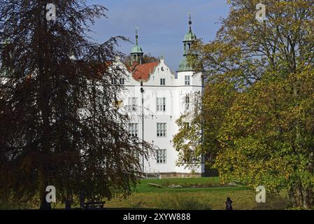 Europa, Deutschland, Schleswig-Holstein, Ahrensburg, Wasserburg Ahrensburg, Herbst, Vorderfassade, erbaut um 1595, Spätrenaissance, Hamburg, Hamburg Stockfoto