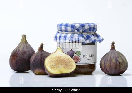 Feigenmarmelade im Glas und frische Feigen, Ficus carica Stockfoto