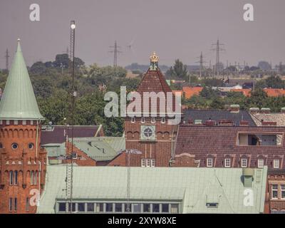 Blick auf die historische Stadt mit alten Gebäuden und markanten roten Ziegeldächern, trelleborg, schweden, ostsee, skandinavien Stockfoto