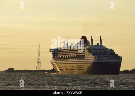 Europa, Deutschland, Hamburg, Elbe, Passagierschiff Queen Mary 2 verlässt Hamburg, Abendlicht, Hamburg, Bundesrepublik Deutschland, Europa Stockfoto