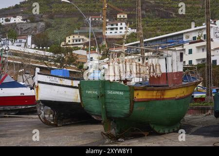 Fischerboot Sa Carneiro mit Kabeljau trocknen Stockfoto