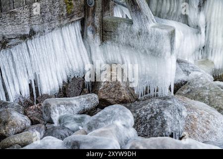 Eiszapfen auf einer Stegbrücke im Winter Stockfoto