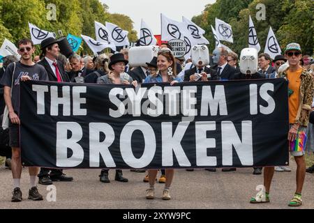 Windsor, Großbritannien. 30. August 2024. Klimaaktivisten der Extinction Rebellion inszenieren einen Protest „das System ist gebrochen“ auf dem langen Spaziergang vor Windsor Castle am ersten von drei Tagen der „Upgrade Democracy“-Aktivitäten. Die Kampagne „Upgrade Democracy“ von Extinction Rebellion soll die Art und Weise hervorheben, wie die Gewinne der Öl- und Gasunternehmen im Vereinigten Königreich gesichert werden, und die britische Regierung auffordern, eine Bürgerversammlung für Klima- und ökologische Gerechtigkeit zu gründen und von ihr geleitet zu werden. Quelle: Mark Kerrison/Alamy Live News Stockfoto