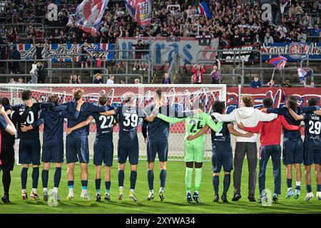 30.08.2024, Wuppertal, Stadion am Zoo, GER, Regionalliga West, der Wuppertaler SV vs. Fortuna Köln DFB-Regionalliga West verbietet jede Verwendung von Fotografien als Bildsequenzen und/oder Quasi-Video im Bild jubelt die Mannschaft des WSV vor der Fankurve. Foto © Nordphoto GmbH/Freund Stockfoto