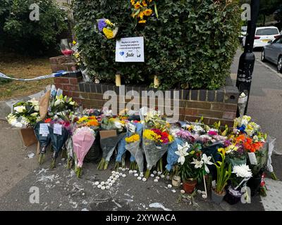 Floral Tributs in der Overbury Street, in der Nähe des Tatorts in der Rushmore Road, Clapton, Ost-London, nachdem Jade Anthony Barnett, 38 Jahre alt, der einen Mobilitätsroller benutzte, am Mittwoch erstochen wurde und seitdem zwei Männer wegen Mordes verhaftet wurden. Ausgabedatum: Samstag, 31. August 2024. Stockfoto