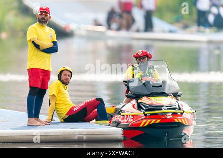 Paris, Frankreich. 31. August 2024. PARIS, FRANKREICH - AUGUST 31: Rettungstaucher werden beobachtet, während Athleten in den PR2 Mixed Double Sculls Repechages am 3. Tag der Para Rudern - Paris 2024 Paralympischen Sommerspiele im Nautical Stadium Vaires-Sur-Marne am 31. August 2024 in Paris, Frankreich, antreten. (Foto: Joris Verwijst/BSR Agency) Credit: BSR Agency/Alamy Live News Stockfoto