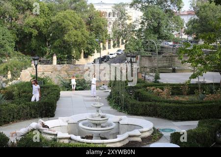 Odessa, Ukraine. 30. August 2024. Schauspieler des Andrey Utenkov Playback Theaters werden im Innenhof des House of Scientists an der Performance „Your Act of Love“ (dein Akt der Liebe) teilgenommen. Vorstellung „Your Act of Love“, gespielt vom Andrey Utenkov Playback Theatre. Ziel ist es, Mittel für die Restaurierung des Hauses der Wissenschaftler zu beschaffen, das 2023 durch Beschuss durch die Russische Föderation beschädigt wurde. Quelle: SOPA Images Limited/Alamy Live News Stockfoto