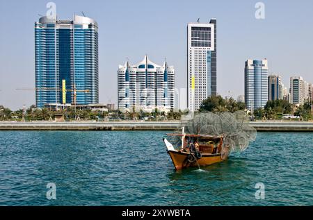 Blick auf iranische Daus im Persischen Golf in Abu Dhabi. Stockfoto