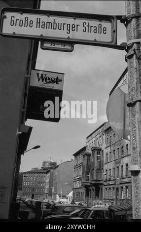 Deutschland, Berlin, 26.06.1991, Kioskladen, große Hamburger Straße / Krausnickstraße, Kuppel der Neuen Synagoge im Umbau, Europa Stockfoto