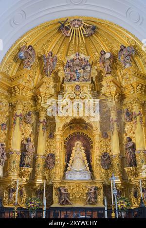 Ueppiger Barockaltar mit goldenen Verzierungen und religioesen Statuen in einer Kirche, heilige Jungfrau von El Rocio, Blanca Paloma, Ermita del RO Stockfoto