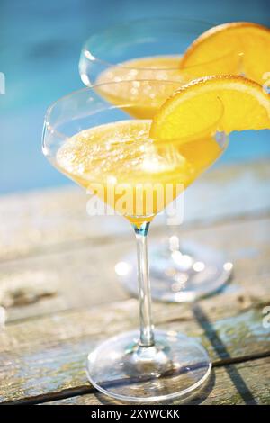 Sektgläser mit Orangenscheibe. Mimosa cocktail. Sommer-Pool-party Stockfoto