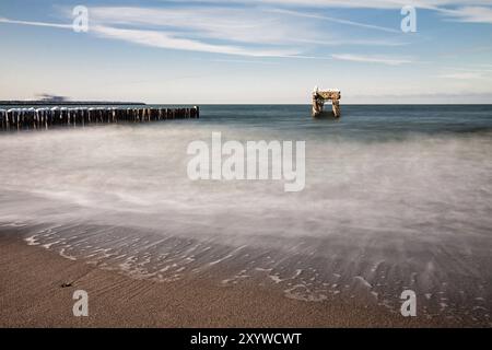 An der Ostseeküste gibt es noch Groyne und Steg Stockfoto