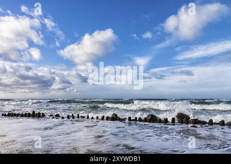 Wellen an der Ostseeküste Stockfoto