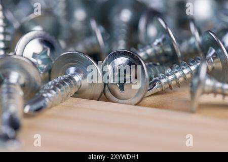 Selbstschneidende Stahlschrauben , selbstschneidende Schrauben zum Befestigen von Gegenständen an Holzgegenständen Stockfoto