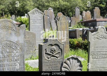 Den Helder, Niederlande, Juni 2022. Alte baufällige Gräber auf dem Friedhof von den Helder. Selektiver Fokus Stockfoto