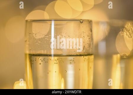 Den Helder, niederlande. Dezember 2022. Ein Glas Champagner auf einem Golodenhintergrund Stockfoto