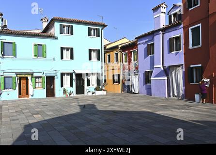 Bunte Häuser in Burano, Innenhof, Platz, Schatten Stockfoto