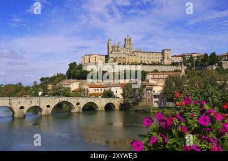 Kathedrale und Orb in Beziers, Frankreich, Kathedrale Saint Nazaire und Fluss Orb in Beziers Frankreich, Europa Stockfoto