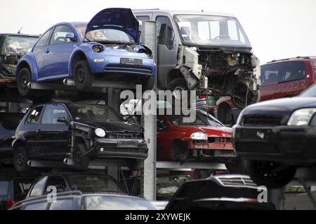 Autos auf einem Schrottplatz Stockfoto