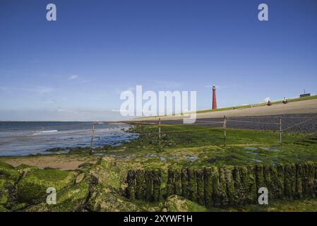 Den Helder, Niederlande. Juli 2022. Der Leuchtturm von den Helder bei Ebbe Stockfoto