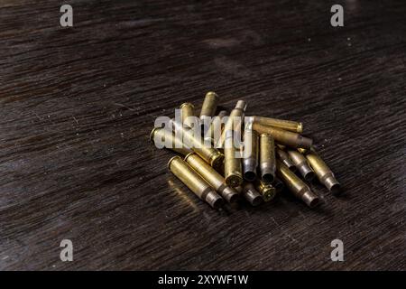 Leere Kugeln auf einem dunklen Holztisch Stockfoto