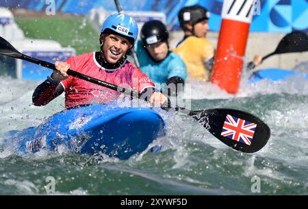 Paris, Frankreich. August 2024. Olympische Spiele 2024 In Paris. Kajakkreuz. Olympia-Nautikstadion. Paris. Joseph Clarke (GBR) beim Kayak Cross-Wettbewerb während der Olympischen Spiele 2024 in Paris im Olympischen Nautikstadion in Frankreich. Quelle: Sport In Pictures/Alamy Live News Stockfoto