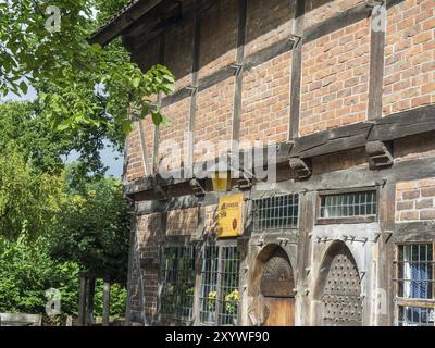 Altes Fachwerkhaus mit Rollläden und Holzbalken, Bad Zwischenahn, ammerland, deutschland Stockfoto