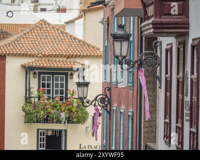 Bezaubernde Straßenszene mit Laternen, Balkonen und Blumen vor historischen Gebäuden, La palma, kanarischen Inseln, spanien Stockfoto