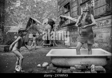 Deutschland, Berlin, 22. Juni 1991, Hoffeier in der Auguststraße 10, KULE (Kunst und Leben), Wannenbad, Vogel, Europa Stockfoto