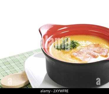 Eine Schüssel mit Kürbissuppe auf den Tisch Stockfoto