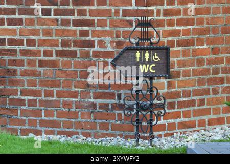 Zeiger auf die Toilette in der Nähe des Königsbergs auf der Insel Kneiphof. Kaliningrad, Russland, Europa Stockfoto