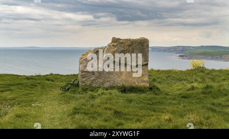 Stein Sitz an der South West Coast Path, in der Nähe von Emmett Hill, Jurassic Coast, Dorset, Großbritannien Stockfoto