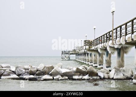 Pier in Wustrow im Winter Stockfoto