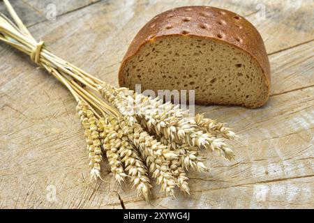 Müsli, Weizen und Brot auf einem Holztisch. Verschiedene Brotsorten auf Holz Stockfoto