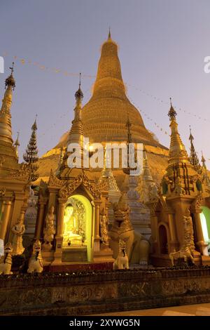 Abendstimmung in der Shwedegon Pagode in Yangon Stockfoto