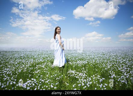 Portrait einer jungen schönen Frau in Leinen Feld Stockfoto