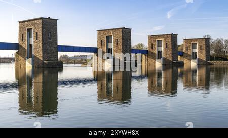 Ruhrwehr, Brücke über die Ruhr in Duisburg, Nordrhein-Westfalen, Deutschland, Europa Stockfoto