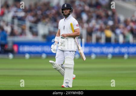 Ben Duckett aus England sieht nach seiner Entlassung während England gegen Sri Lanka 2. Rothesay Test Match Day 3 in Lords, London, Großbritannien, 31. August 2024 (Foto: Izzy Poles/News Images) niedergeschlagen aus. Stockfoto