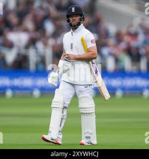 Ben Duckett aus England sieht nach seiner Entlassung während England gegen Sri Lanka 2. Rothesay Test Match Day 3 in Lords, London, Großbritannien, 31. August 2024 (Foto: Izzy Poles/News Images) niedergeschlagen aus. Stockfoto