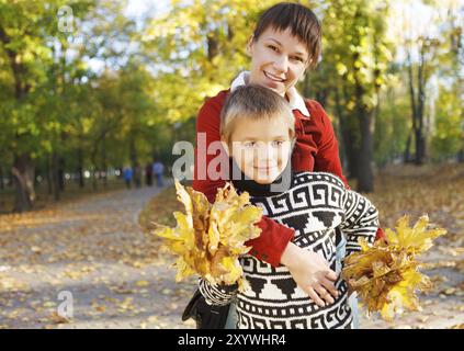 Mutter und Sohn zu Fuß in einem herbstlichen park Stockfoto