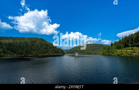 Panorama der Kleinen Kinzig-Talsperre bei Alpirsbach, im Schwarzwald, Deutschland mit Turm Stockfoto