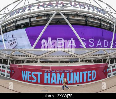 London, Großbritannien. 31. August 2024. Ein Fan von West Ham läuft am London Stadium im Queen Elizabeth Olympic Park vorbei, bevor er das Premier League-Spiel West Ham United gegen Manchester City im London Stadium, London, Großbritannien, 31. August 2024 (Foto: Mark Cosgrove/News Images) in London, Großbritannien am 31. August 2024 antritt. (Foto: Mark Cosgrove/News Images/SIPA USA) Credit: SIPA USA/Alamy Live News Stockfoto