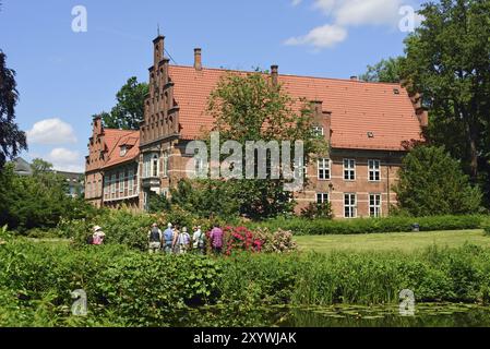 Europa, Deutschland, Hamburg, Bezirk Bergedorf, Schloss Bergedorf aus dem 17. Jahrhundert, einziges Schloss in Hamburg, Schlosspark, Teich, Besuchergruppe, Ha Stockfoto