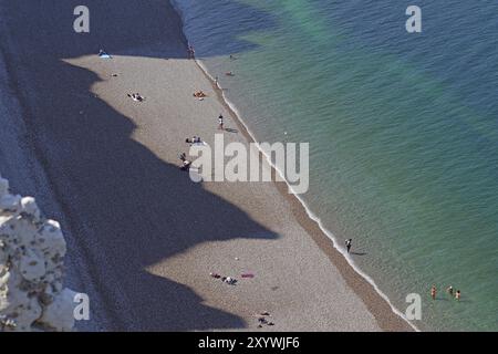 Etretat, Blick von den Klippen am Meer, Menschen im Wasser, Schatten des Strandes von oben gesehen, Menschen im Wasser Stockfoto