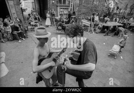 Deutschland, Berlin, 22. Juni 1991, Hoffeier in der Auguststraße 10, Kunst und Leben, Europa Stockfoto