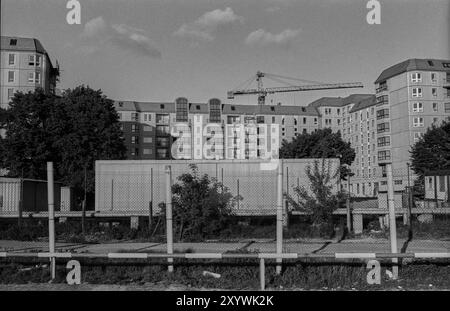 Deutschland, Berlin, 19.05.1991, Blick auf die Häuserblöcke an der Otto-Grotewohl-Straße (heute Wilhelmstraße), Blick auf den ehemaligen Grenzstreifen, Europa Stockfoto