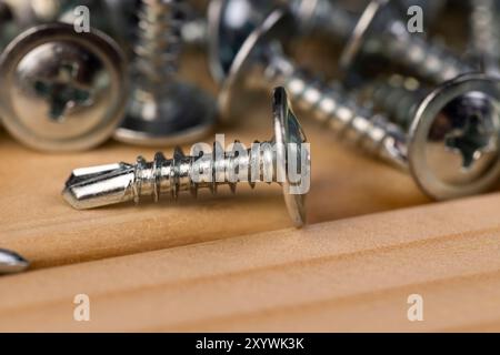 Selbstschneidende Stahlschrauben , selbstschneidende Schrauben zum Befestigen von Gegenständen an Holzgegenständen Stockfoto