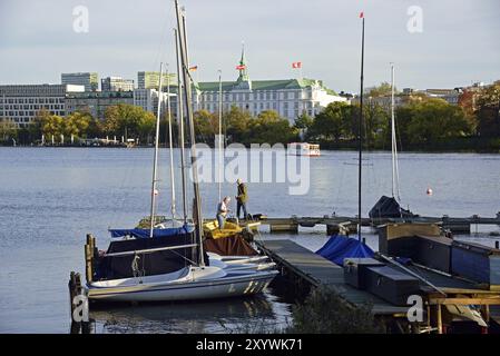 Europa, Deutschland, Hamburg, Außenalster, Blick zum Hotel Atlantic, Jetty, Hamburg, Hamburg, Bundesrepublik Deutschland, Europa Stockfoto