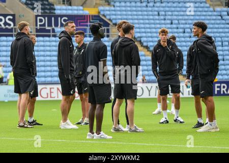 Coventry, Großbritannien. 31. August 2024. Die Spieler von Norwich City besichtigen das Spielfeld vor dem SKY Bet EFL Championship Match von Coventry City FC gegen Norwich City FC in der Coventry Building Society Arena, Coventry, England, Großbritannien am 31. August 2024 Credit: Every Second Media/Alamy Live News Stockfoto